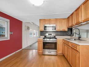 261 Newbury 33B, Peabody MA 01960