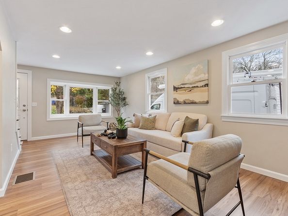 23 Blossom Street, Clinton MA 01510