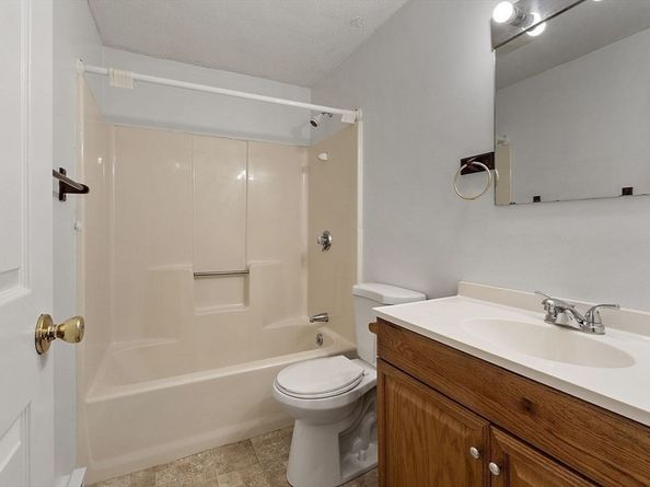 68 Olde Colonial Dr 6, Gardner MA 01440