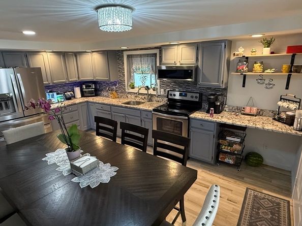 28 Greenwood Ave, Tewksbury MA 01876