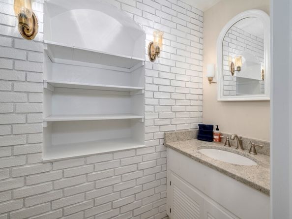 21 Strawberry Ln, Whitman MA 02382