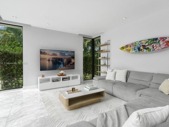 4520 N Meridian Ave, Miami Beach FL 33140