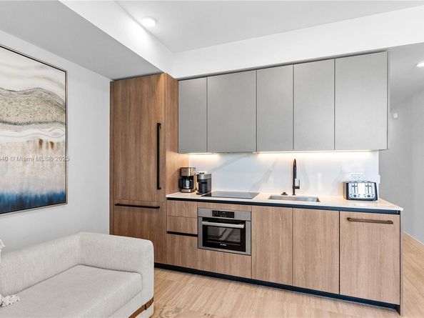 580 72nd 711, Miami Beach FL 33141