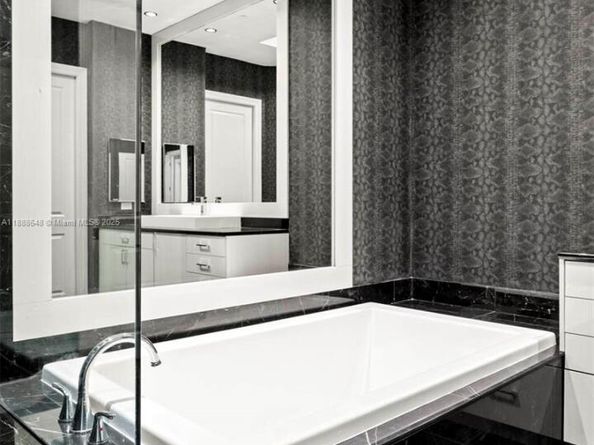 6000 Island Blvd 203, Aventura FL 33160