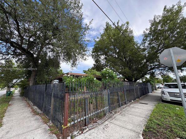 2751 NW 24th Ave, Miami FL 33142