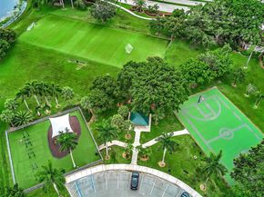 2756 Meadowood Dr, Weston FL 33332