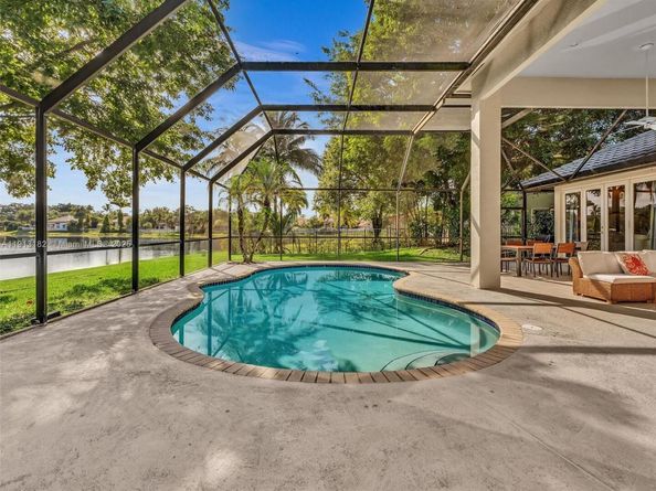 2756 Meadowood Dr, Weston FL 33332