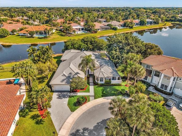 2756 Meadowood Dr, Weston FL 33332