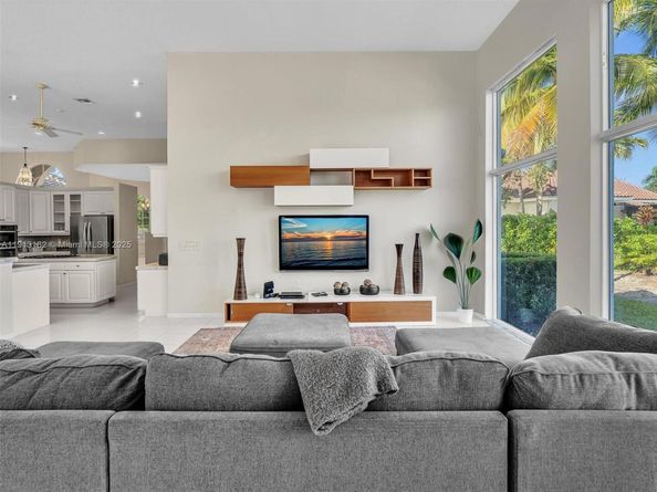 2756 Meadowood Dr, Weston FL 33332