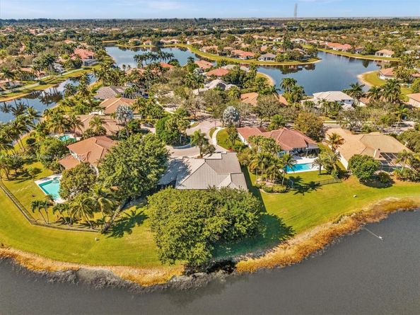 2756 Meadowood Dr, Weston FL 33332