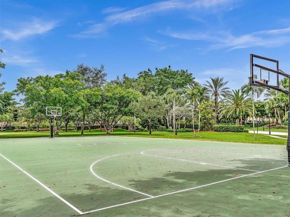 2756 Meadowood Dr, Weston FL 33332