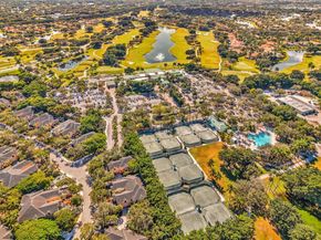 2756 Meadowood Dr, Weston FL 33332