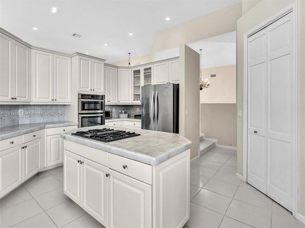 2756 Meadowood Dr, Weston FL 33332