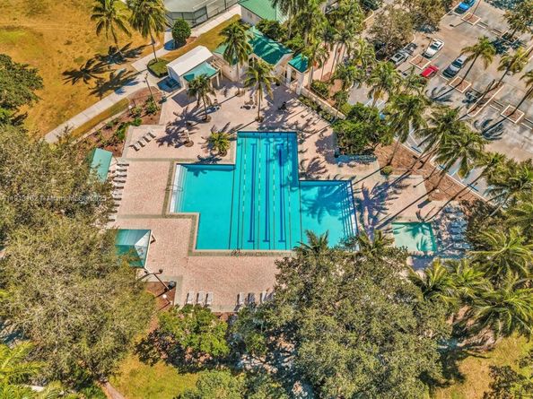 2756 Meadowood Dr, Weston FL 33332