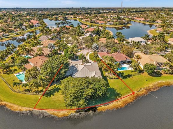 2756 Meadowood Dr, Weston FL 33332