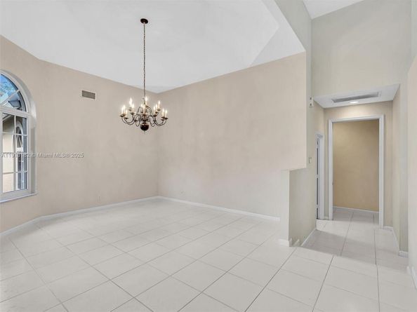 2756 Meadowood Dr, Weston FL 33332