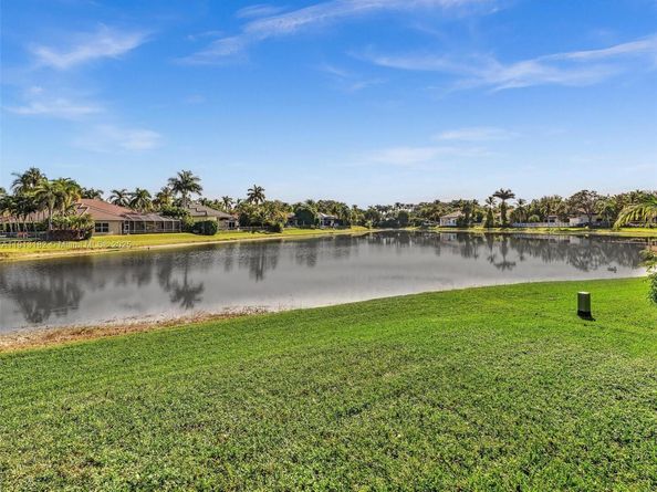 2756 Meadowood Dr, Weston FL 33332