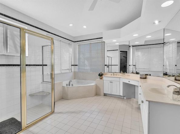 2756 Meadowood Dr, Weston FL 33332