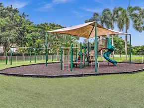 2756 Meadowood Dr, Weston FL 33332