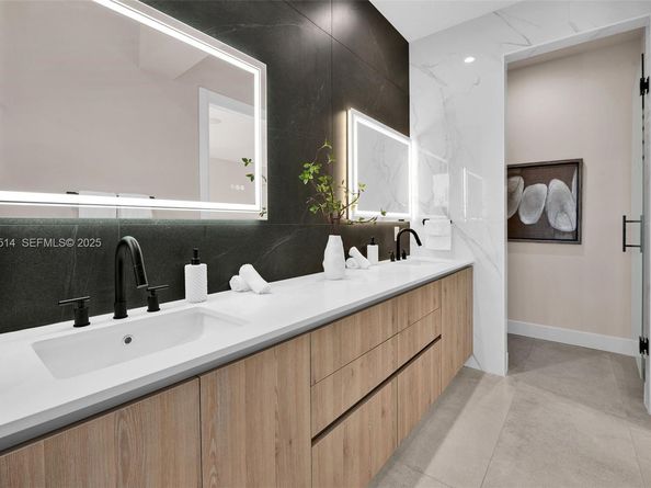 915 NE 17th Ter, Fort Lauderdale FL 33304