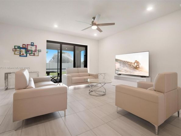 8036 NW 78th St, Tamarac FL 33321