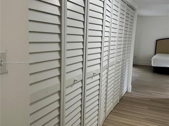 605 Ives Dairy Rd 3067, Miami FL 33179