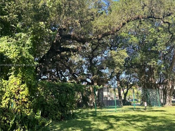 605 Ives Dairy Rd 3067, Miami FL 33179