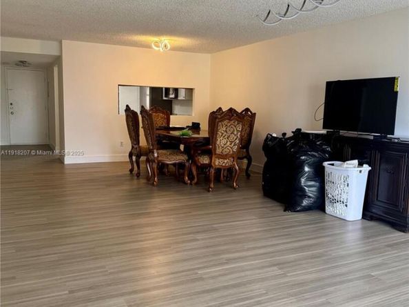 605 Ives Dairy Rd 3067, Miami FL 33179