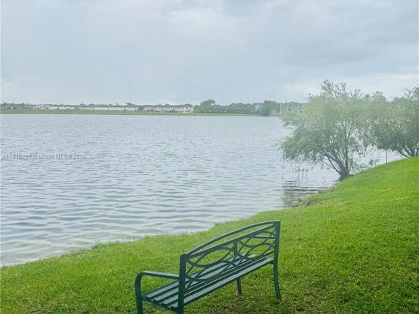 605 Ives Dairy Rd 3067, Miami FL 33179