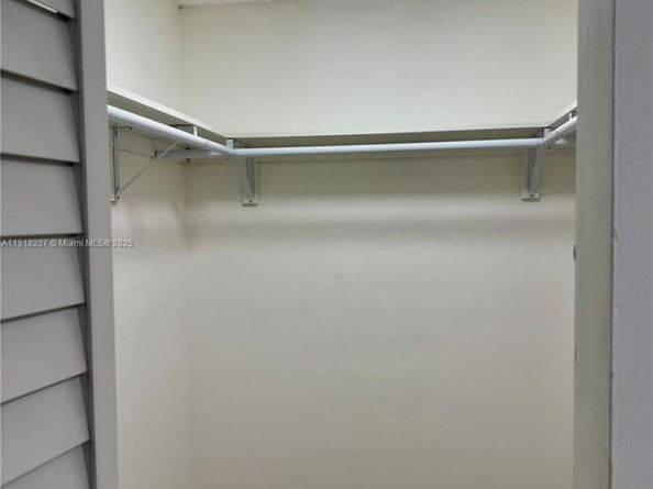 605 Ives Dairy Rd 3067, Miami FL 33179