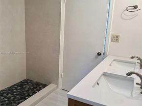 605 Ives Dairy Rd 3067, Miami FL 33179