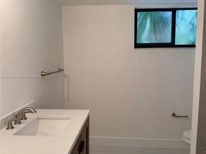 605 Ives Dairy Rd 3067, Miami FL 33179