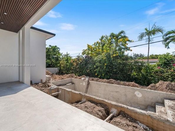 270 N Shore Dr, Miami Beach FL 33141