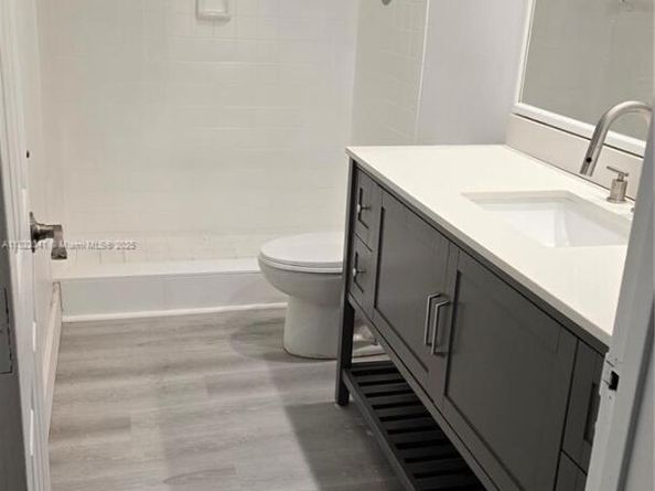 200 Lakeview Dr 208, Weston FL 33326