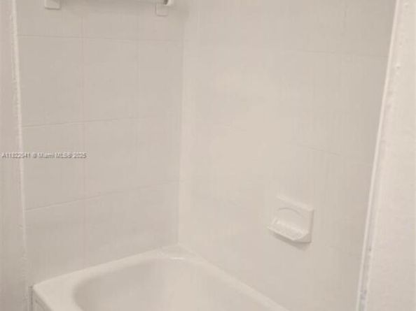 200 Lakeview Dr 208, Weston FL 33326