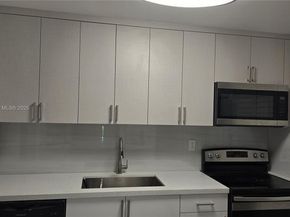 200 Lakeview Dr 208, Weston FL 33326