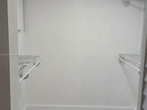 200 Lakeview Dr 208, Weston FL 33326