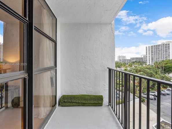 600 Parkview Dr 611, Hallandale Beach FL 33009