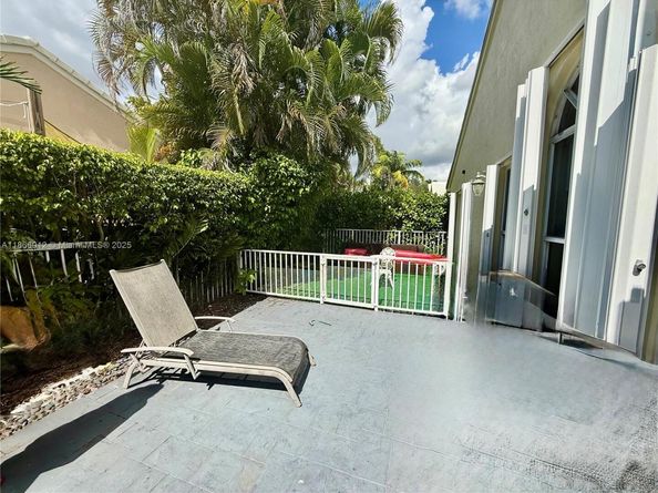 1170 E Wilshire Cir E, Pembroke Pines FL 33027