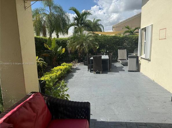 1170 E Wilshire Cir E, Pembroke Pines FL 33027