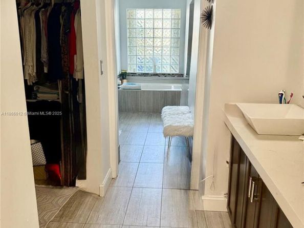 1170 E Wilshire Cir E, Pembroke Pines FL 33027