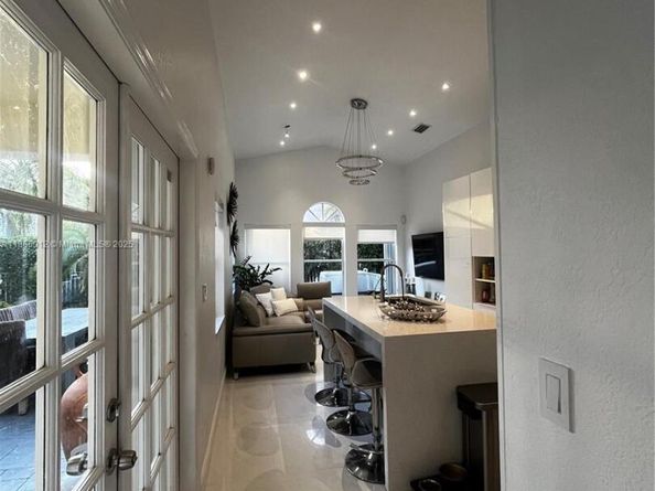 1170 E Wilshire Cir E, Pembroke Pines FL 33027