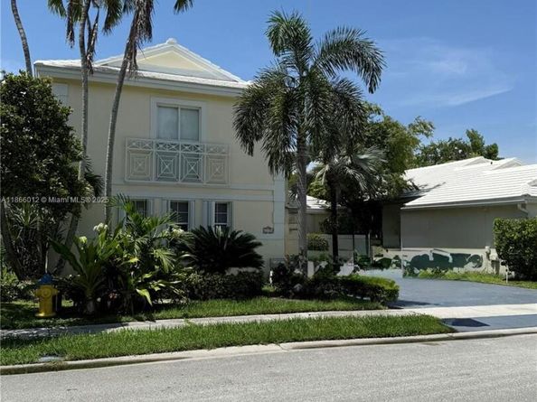 1170 E Wilshire Cir E, Pembroke Pines FL 33027