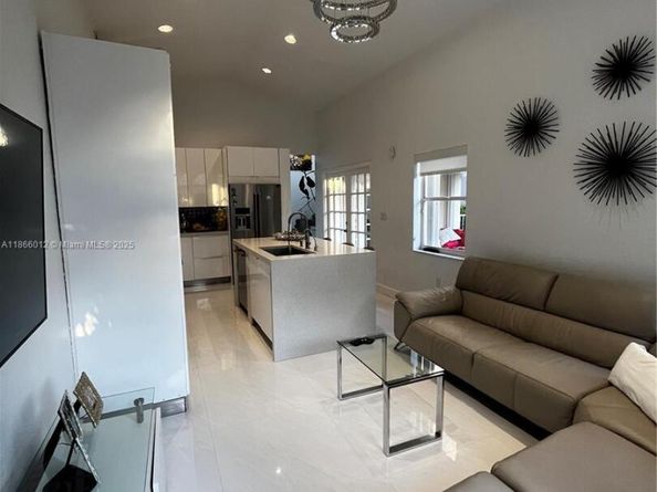 1170 E Wilshire Cir E, Pembroke Pines FL 33027