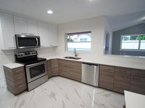 1002 NW 182nd Way, Pembroke Pines FL 33029