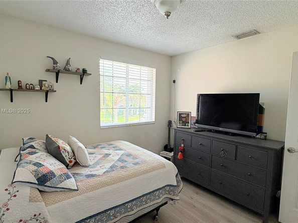 1002 NW 182nd Way, Pembroke Pines FL 33029