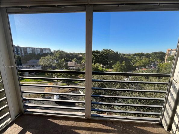 1300 Saint Charles Pl 613, Pembroke Pines FL 33026