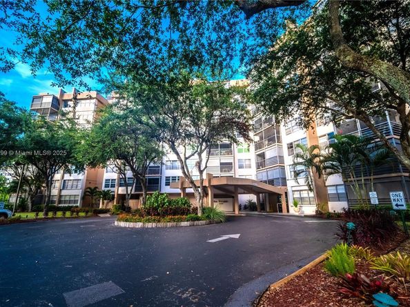 1300 Saint Charles Pl 613, Pembroke Pines FL 33026