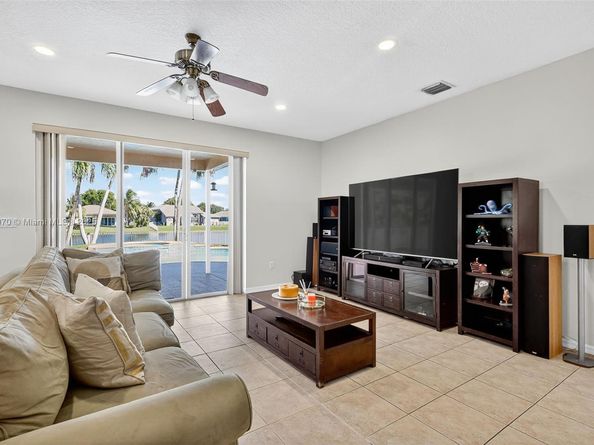 1351 NW 139th Ave, Pembroke Pines FL 33028