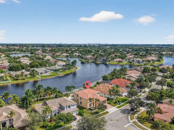 1351 NW 139th Ave, Pembroke Pines FL 33028